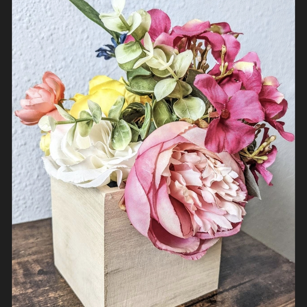 💐Adorable Floral Arrangement in Wooden Box💐